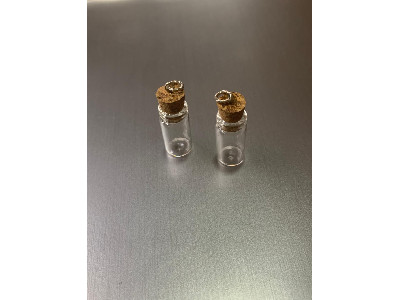 Pingente em formato de garrafinha 2,5 cm.